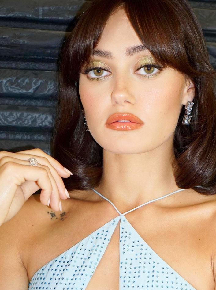 Ella Purnell wearing 64facets diamond ring 