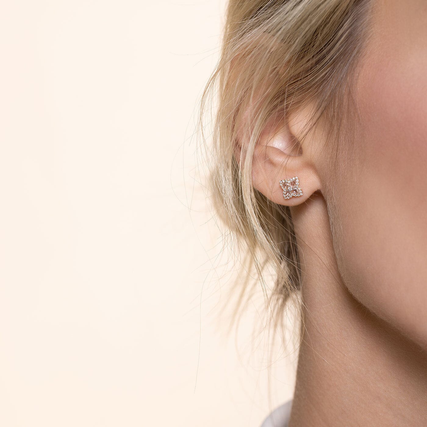 Image of 64facets diamond stud earrings in the shape of blossoms set in 18k gold